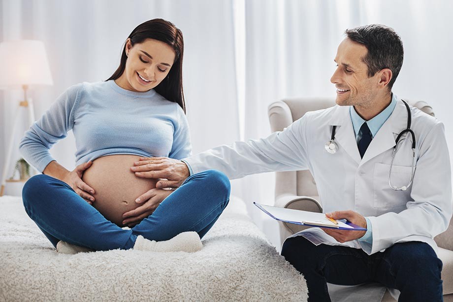 Kobieta w ciąży podczas badania kontrolnego ginekologicznego - grafika pochodzi z bloga eksperckiego Boramed