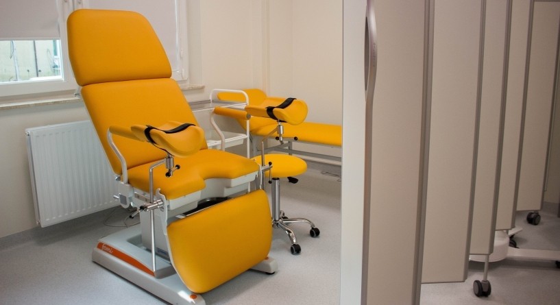Żółty fotel w gabinecie ginekologa - grafika pochodzi z bloga eksperckiego Boramed